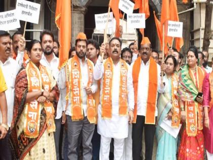 Shiv Sena Thackeray's march on Kolhapur's bad road issue | कोल्हापुरातील खराब रस्त्यावरुन शिवसेना ठाकरे गट आक्रमक, महापालिकेवर हल्लाबोल