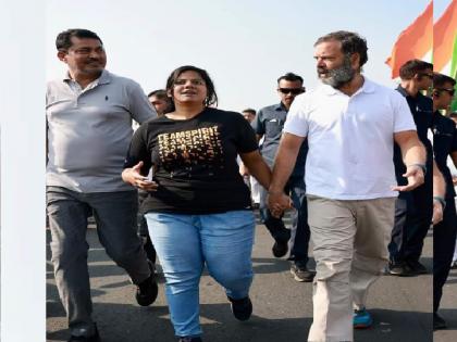 Sharwari Mangave of Kolhapur met Congress leader Rahul Gandhi during Bharat Jodo Yatra | Bharat Jodo Yatra: कोल्हापूरच्या शर्वरीची राहूल गांधींसमवेत स्वप्नवत भेट