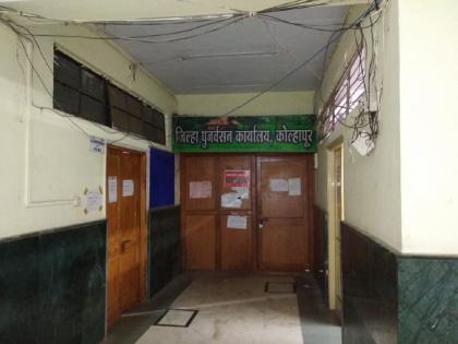 The lock of the government office opens only after 10 in kolhapur, the picture is that even the officials do not come in time | कोल्हापुरात शासकीय कार्यालयाचे कुलूप उघडते दहानंतरच, अधिकारीही वेळेत येत नसल्याचे चित्र