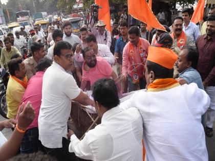 Shiv Sena three-way march in Kolhapur against the ban of Karnataka Chief Minister, clash between protestors and police | कर्नाटक मुख्यमंत्र्यांच्या निषेर्धात कोल्हापुरात शिवसेनेचा तिरडी मोर्चा, आंदोलक-पोलिसांमध्ये झटापट