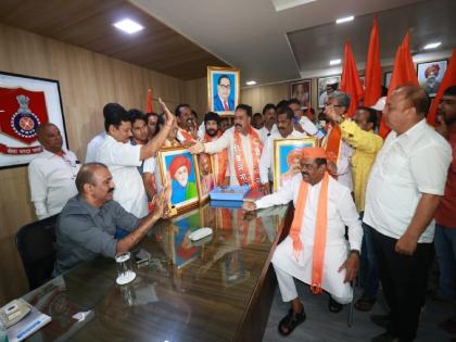 Photographs of nationals in Kolhapur Regional Transport Office officers' room were taken, Shiv Sena office bearers should ask | कोल्हापूर: आरटीओ कार्यालयातील राष्ट्रपुरुषांचे फोटो काढले, शिवसेनेने अधिकाऱ्यास धारेवर धरले