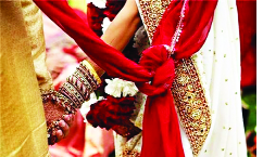 To get the loan on occasion ... but do make the wedding quite | प्रसंगी कर्ज काढू...पण लग्न जोरदार करू