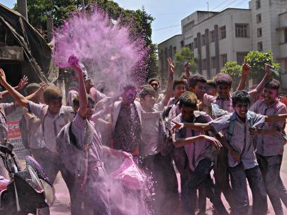 10th students cheered with a procession as soon as the exam was over in kolhapur | कोल्हापूरकरांचा नादखुळा!, परीक्षा होताच दहावीच्या विद्यार्थ्यांची रंगपंचमी