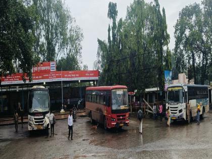 Traffic in Kolhapur Agar collapsed due to the strike of ST employees Plight of passengers | ST Strike: कोल्हापूर जिल्ह्यातील एसटी वाहतूक व्यवस्था कोलमडली, प्रवाशांचे हाल