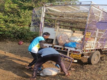 The remains of dead hens were dumped in Tilari ghat | तिलारीच्या घाटात मृत कोंबड्यांचे अवशेष, वर्ल्ड फॉर नेचरने केला प्रकार उघड