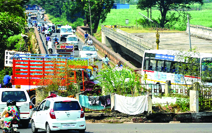 Narrow roads, turmoil traffic | अरुंद रस्ते, तुडुंब वाहतूक