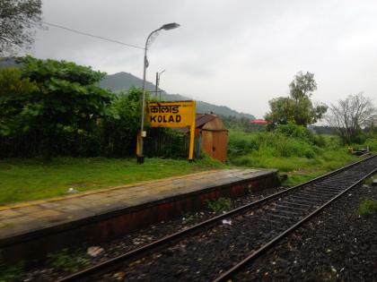 food items from the district administration to passengers stuck in railway trains at various stations | विविध स्थानकांवर रेल्वे गाड्यांमध्ये अडकलेल्या प्रवाशांना जिल्हा प्रशासनाकडून खाद्य पदार्थ 