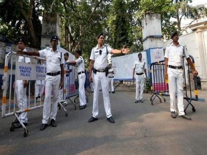 From Kashmir to Kanyakumari police wear khaki uniform; So why Kolkata police color white? | काश्मीर ते कन्याकुमारी पोलीस घालतात खाकी वर्दी; मग कोलकाता पोलिसांना सफेद रंग का?