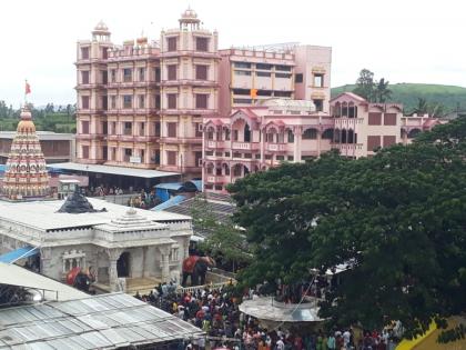 devotees flock to see balumama amavasya yatra at adamapur | आदमापूर येथे बाळूमामांच्या आमावस्या यात्रेला भाविकांची दर्शनासाठी गर्दी