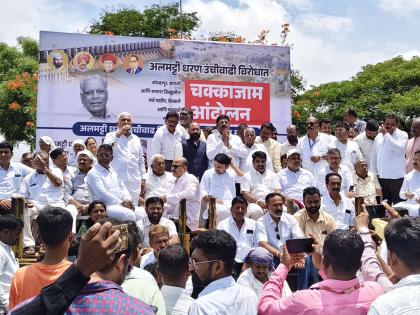 Dams, your death is ours, block-jam protest against Almatti Dam in Karnataka | धरण तुमचे मरण आमचे, कर्नाटकमधील अलमट्टी धरणाविरोधात चक्काजाम आंदोलन Dams, your death is ours, block-jam protest against Almatti Dam in Karnataka | धरण तुमचे मरण आमचे, कर्नाटकमधील अलमट्टी धरणाविरोधात चक्काजाम आंदोलन