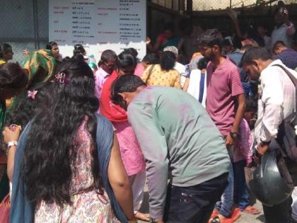 Crowd of devotees for darshan of Ambabai, many devotees line up to find chappals from the stand | अंबाबाईच्या दर्शनासाठी भाविकांची गर्दी, स्टँडवरून चप्पल शोधण्यासाठी अनेक भाविकांची तारांबळ