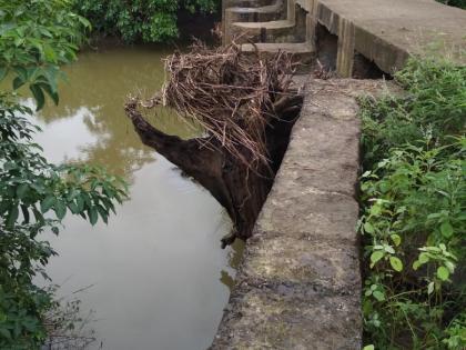 Kolhapuri dam Rohana; Water entered into the fields | रोहणा येथील कोल्हापूरी बंधारा नादुरूस्त; शेतात घुसले पाणी 