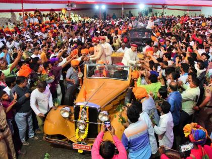 The royal Dussehra celebration was witnessed by golden rays, the boundary was crossed at the historic Dussehra Chaik in Kolhapur | सोनसळी किरणांच्या साक्षीने रंगला शाही दसरा सोहळा, कोल्हापुरातील ऐतिहासिक दसरा चाैकात सीमोल्लंघन 