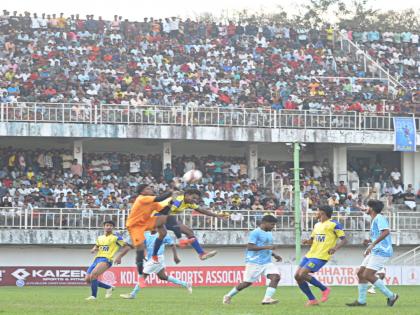 KSA Football League in Kolhapur Huge crowd of football lovers due to close matches | कोल्हापुरात केएसए फुटबॉल लीग : तुल्यबळ सामन्यांमुळे फुटबॉलप्रेमींची प्रचंड गर्दी KSA Football League in Kolhapur Huge crowd of football lovers due to close matches | कोल्हापुरात केएसए फुटबॉल लीग : तुल्यबळ सामन्यांमुळे फुटबॉलप्रेमींची प्रचंड गर्दी