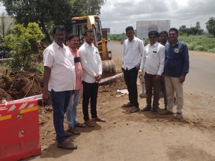 Kolhapur-Gaganbavda road work stopped; Due to wrong work, crooked, crooked villagers are aggressive | कोल्हापूर-गगनबावडा रस्त्याचे काम बंद पाडले; चुकीच्या कामामुळे वाकरे, खुपिरे ग्रामस्थ आक्रमक