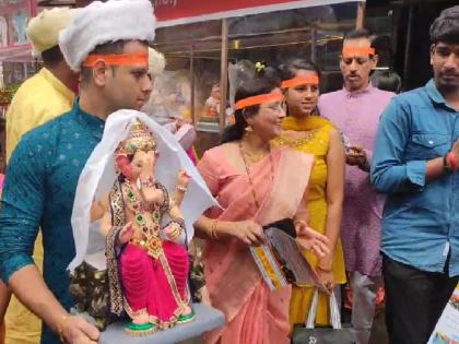 The arrival of the beloved Ganesha from house to house in Kolhapur is celebrated with joy, crowds gather at the Kumbharwadis to take the idol | मोरया.. लाडक्या बाप्पाचे घरोघरी जल्लोषी आगमन, मूर्ती नेण्यासाठी कोल्हापुरात कुंभारवाड्यांमध्ये गर्दी -video The arrival of the beloved Ganesha from house to house in Kolhapur is celebrated with joy, crowds gather at the Kumbharwadis to take the idol | मोरया.. लाडक्या बाप्पाचे घरोघरी जल्लोषी आगमन, मूर्ती नेण्यासाठी कोल्हापुरात कुंभारवाड्यांमध्ये गर्दी -video