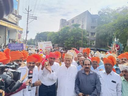 ganpati Visarjan procession started in Kolhapur in the presence of Shahu Chhatrapati  | कोल्हापूरमध्ये शाहू छत्रपतींच्या उपस्थितीत श्री विसर्जन मिरवणुकीस प्रारंभ 