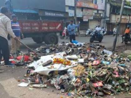 Article: Twenty thousand orphaned shoes addicted to new drug! | लेख: वीस हजार बेवारस चपलांना नव्या झिंगाट नशेचं व्यसन ! Article: Twenty thousand orphaned shoes addicted to new drug! | लेख: वीस हजार बेवारस चपलांना नव्या झिंगाट नशेचं व्यसन !