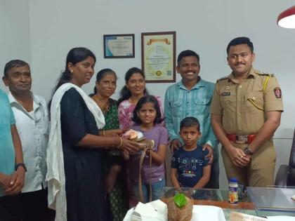 Admirable Nine-year-old girl returns woman jewelry purse she forgot while taking photos | कौतुकास्पद! फोटो काढताना विसरलेली महिलेची दागिन्यांची पर्स नऊ वर्षीय मुलीकडून परत