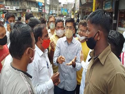 Ichalkaranji Dispute between traders and municipal employees over asking to close shops coronavirus third wave | इचलकरंजी : दुकानं बंद करण्यास सांगितल्यानं व्यापारी, नगरपालिका कर्मचाऱ्यांमध्ये वाद