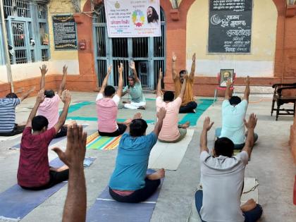 yoga practice by inmates of bindu chowk sub jail | बिंदू चौक सबजेलमधील कैद्यांचा योगाभ्यास; ताण-तणाव कमी होण्यास मदत