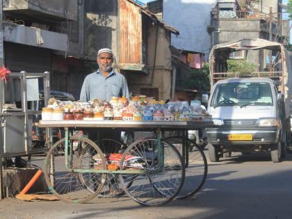 A Hindu friend from school gave Iqbal a helping hand In Kolhapur | कोल्हापुरात हिंदू-मुस्लिम भाई-भाईचे दर्शन! शाळेतल्या हिंदू मित्राने इकबालला दिला मदतीचा हात