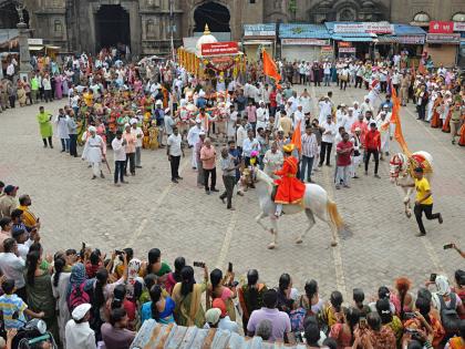 Dnyaneshwar Mauli Palkhi parades around the city in Kolhapur amidst the chanting of Harinama | हरिनामाच्या गजरात कोल्हापुरात ज्ञानेश्वर माउली पालखीची नगर प्रदक्षिणा Dnyaneshwar Mauli Palkhi parades around the city in Kolhapur amidst the chanting of Harinama | हरिनामाच्या गजरात कोल्हापुरात ज्ञानेश्वर माउली पालखीची नगर प्रदक्षिणा