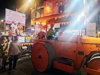 husband and wife sit on asphalting boiler cars draw attention to the problem of poor roads in the city | डांबरीकरणाच्या बॉयलर गाड्यावर नवरा-नवरी बसले; शहरातील खराब रस्त्याच्या प्रश्नाकडे लक्ष वेधले husband and wife sit on asphalting boiler cars draw attention to the problem of poor roads in the city | डांबरीकरणाच्या बॉयलर गाड्यावर नवरा-नवरी बसले; शहरातील खराब रस्त्याच्या प्रश्नाकडे लक्ष वेधले