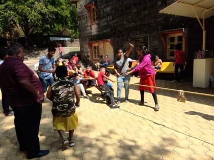 kolhapur vacation holiday village school children and girls coming out nature | Video : सुट्टीची धम्माल, पन्हाळगडावर मुलांनी अनुभवले पक्षी निरीक्षण, पारंपारिक खेळ 