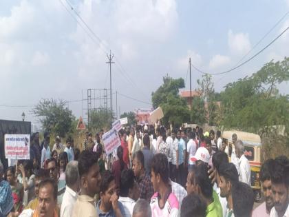 जमीन आमची मग आम्हाला रस्ता का नाही?; संतप्त कोल्हापुरकरांचे विमानतळाच्या मुख्य प्रवेशद्वारावर ठिय्या आंदोलन