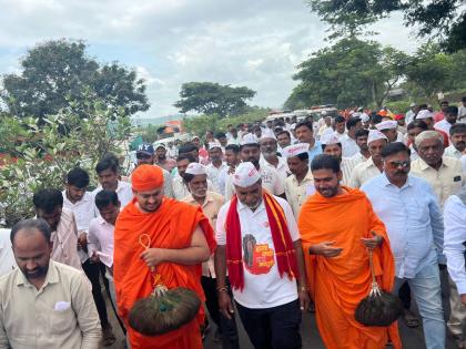 Raju Shetty's self-immolation walk to bring back Mahadevi elephant; Many participated | महादेवी हत्ती परत आणण्यासाठी राजू शेट्टींची आत्मक्लेष पदयात्रा; अनेकांनी घेतला सहभाग Raju Shetty's self-immolation walk to bring back Mahadevi elephant; Many participated | महादेवी हत्ती परत आणण्यासाठी राजू शेट्टींची आत्मक्लेष पदयात्रा; अनेकांनी घेतला सहभाग