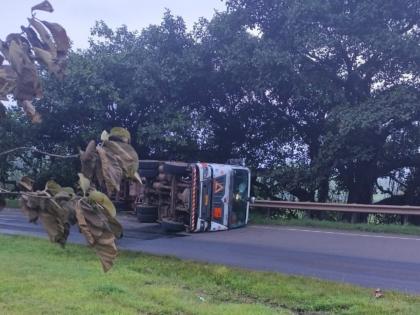 gas tanker overturns at julewadi pass on kolhapur ratnagiri highway | कोल्हापूर-रत्नागिरी महामार्गोवरील जुळेवाडी खिंडीत गॅस टँकर पलटी वाहतूक बंद