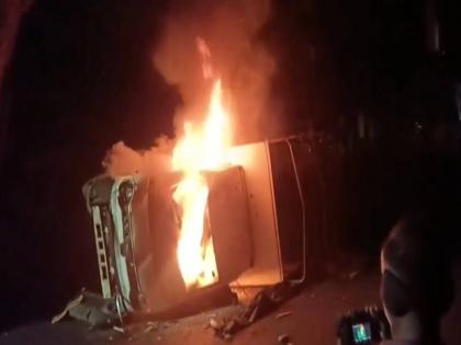 Riot case filed against 400 people from both groups in Kolhapur stone pelting case | फलकावरुन झालेल्या वादातून दगडफेक; कोल्हापुरात दोन्ही गटांतील ४०० जणांवर दंगलीचा गुन्हा, लाखोंचे नुकसान Riot case filed against 400 people from both groups in Kolhapur stone pelting case | फलकावरुन झालेल्या वादातून दगडफेक; कोल्हापुरात दोन्ही गटांतील ४०० जणांवर दंगलीचा गुन्हा, लाखोंचे नुकसान