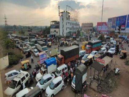 Daily traffic jams at the entrance to Kolhapur, drivers are frustrated | कोल्हापुरात एंट्रीला दररोजची वाहतूककोंडी, वाहनचालक वैतागले Daily traffic jams at the entrance to Kolhapur, drivers are frustrated | कोल्हापुरात एंट्रीला दररोजची वाहतूककोंडी, वाहनचालक वैतागले