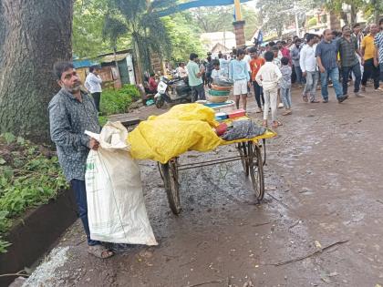 Everyone in the area had to bear the brunt of the stone pelting in Kolhapur | सदाची चहागाडी बंद, सर्फराजची हातगाडी थांबली; हातावर पोट असलेल्या लोकांना दगडफेकीचा फटका Everyone in the area had to bear the brunt of the stone pelting in Kolhapur | सदाची चहागाडी बंद, सर्फराजची हातगाडी थांबली; हातावर पोट असलेल्या लोकांना दगडफेकीचा फटका