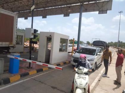 Passengers traveling on Mumbai Goa highway will have to pay toll from tomorrow sindhudurga | मुंबई-गोवा महामार्गानं प्रवास करणाऱ्यांना टोलवसुलीचा फटका, उद्यापासून मोजावे लागणार पैसे