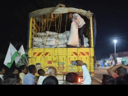 truck transporting sugar from a factory in karnataka was intercepted by swabhimani activists | कर्नाटकातील कारखान्यातून साखर वाहतूक करणारा ट्रक स्वाभिमानीच्या कार्यकर्त्यांनी अडवला