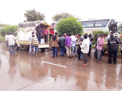 Kolhapur Flood : The villagers provided a meal to the occupants stranded on the highway | कोल्हापूर महापूर : महामार्गावर अडकलेल्या वाहनधारकांना किणी ग्रामस्थांनी दिले जेवण