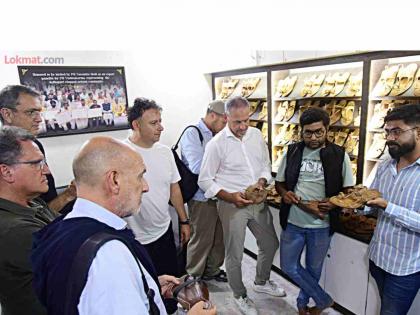 Senior officials of world famous Prada Company came to Kolhapur to see Kolhapuri Chappals | 'प्राडा'च्या परदेशी पाहुण्यांनी मिरवली कोल्हापुरी! शिष्टमंडळ कोल्हापुरात, रुबाब पाहून अवाक् Senior officials of world famous Prada Company came to Kolhapur to see Kolhapuri Chappals | 'प्राडा'च्या परदेशी पाहुण्यांनी मिरवली कोल्हापुरी! शिष्टमंडळ कोल्हापुरात, रुबाब पाहून अवाक्