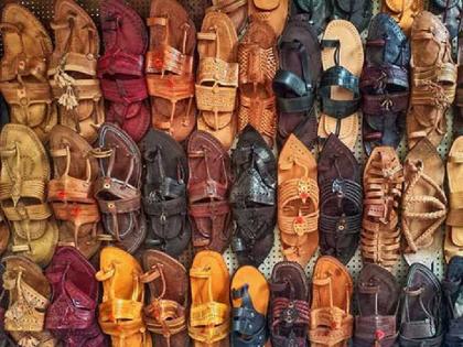 Kolhapuri Chappal in Kolhapur Station, Kandi Pedha in Satara, String Instruments Stall in Mirje | कोल्हापूर स्थानकात कोल्हापुरी चप्पल, साताऱ्यात कंदी  पेढा, मिरजेत तंतुवाद्याचे स्टॉल