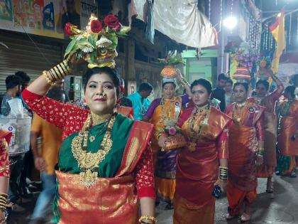 spectacular matki procession of vesava koliwada | वेसावा कोळीवाड्याची नेत्रदीपक  "मटकी मिरवणूक"