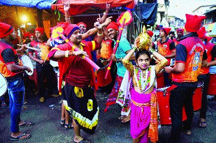 Celebrating the coconut melodrama in Thane, offering golden coconut | ठाण्यात नारळी पौर्णिमा उत्साहात साजरी, सोन्याचा नारळ अर्पण