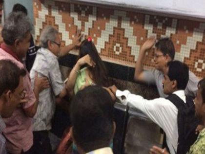 Couple thrashed for intimacy on Kolkata Metro | मेट्रोत मिठी मारणाऱ्या जोडप्याला सहप्रवाशांकडून लाथा-बुक्क्यांनी मारहाण