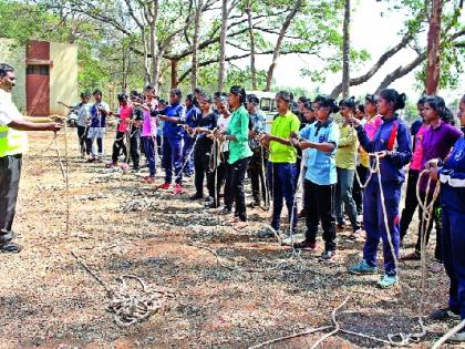 Training for survival of people in Kolhapur during the catastrophic phase: Information with demonstrations | आपत्तीच्यावेळी मुलीही वाचवणार लोकांचा जीव-कोल्हापुरात प्रशिक्षण सुरू: प्रात्यक्षिकांसह माहिती