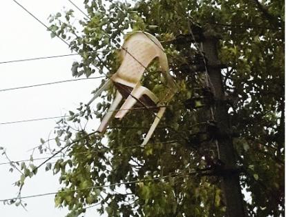 Divided trees were damaged in the Kolhapur district, the electrodes broken: the letters of the house were shattered, | कोल्हापूर जिल्ह्यात वळवाने उडविली दैना झाडे पडली, विद्युत तारा तुटल्या : घरावरील पत्रे उडाले,