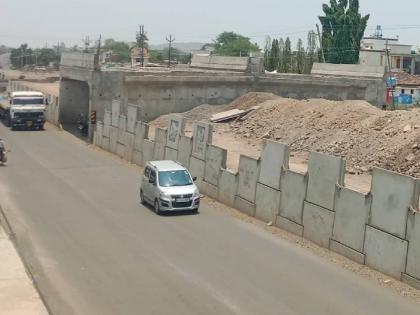 The work of the bridge at the bus stand in Tardgaon is still incomplete | तरडगावातील बसस्थानक येथील पुलाचे काम अजूनही अपूर्ण अवस्थेत