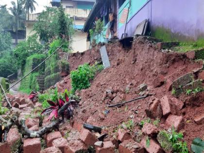 hit by heavy rain Kalse Gosaviwadi in Sindhudurga; Part of the courtyard with the protective wall collapsed | सिंधुदुर्गातील काळसे गोसावीवाडीला अतिवृष्टीचा फटका; संरक्षक भिंतीसह अंगणाचा भाग कोसळला