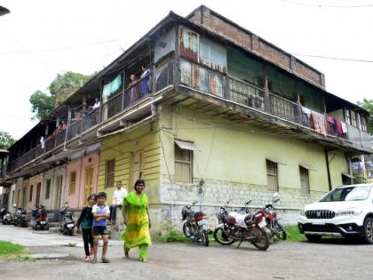 Living chawl of Solapur; Konapura Chawl giving shelter to the wage workers | सोलापूरातील जिवंत चाळी ; रोजंदार मजुरांना निवारा देणारी कोनापुरे चाळ