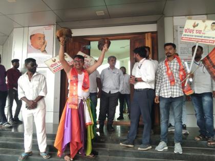 "Take chickens but give water to Villagers"; MNS's unique protest in front of the Ashti Panchayat Samiti | "कोंबड घ्या पण, जलजीवनच पाणी द्या"; मनसेचे आष्टी पंचायत समितीसमोर अनोखे आंदोलन "Take chickens but give water to Villagers"; MNS's unique protest in front of the Ashti Panchayat Samiti | "कोंबड घ्या पण, जलजीवनच पाणी द्या"; मनसेचे आष्टी पंचायत समितीसमोर अनोखे आंदोलन
