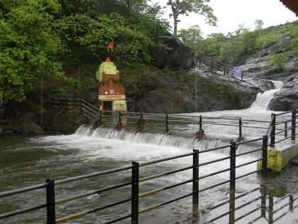 Four youths of Mumbai drowned in Kondeshwar Waterfalls in Badlapur | बदलापूरमधील कोंडेश्वर धबधब्यात बुडून घाटकोपरच्या चार तरुणांचा मृत्यू